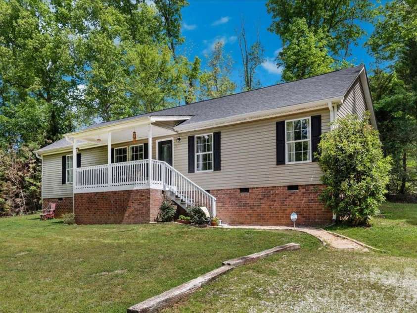 3218 Broadhurst Lane, Clover, SC 29710.  MLS# CAR4351560, YatesRealty ID 14202. Home