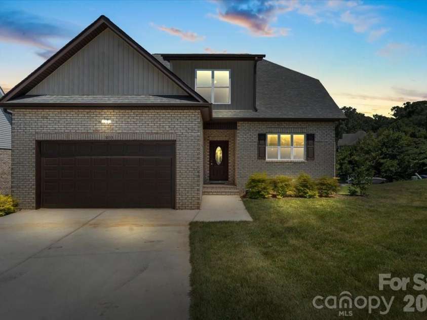 1033 12th Avenue Drive, Hickory, NC 28601.  MLS# CAR4372272, YatesRealty ID 14206. 