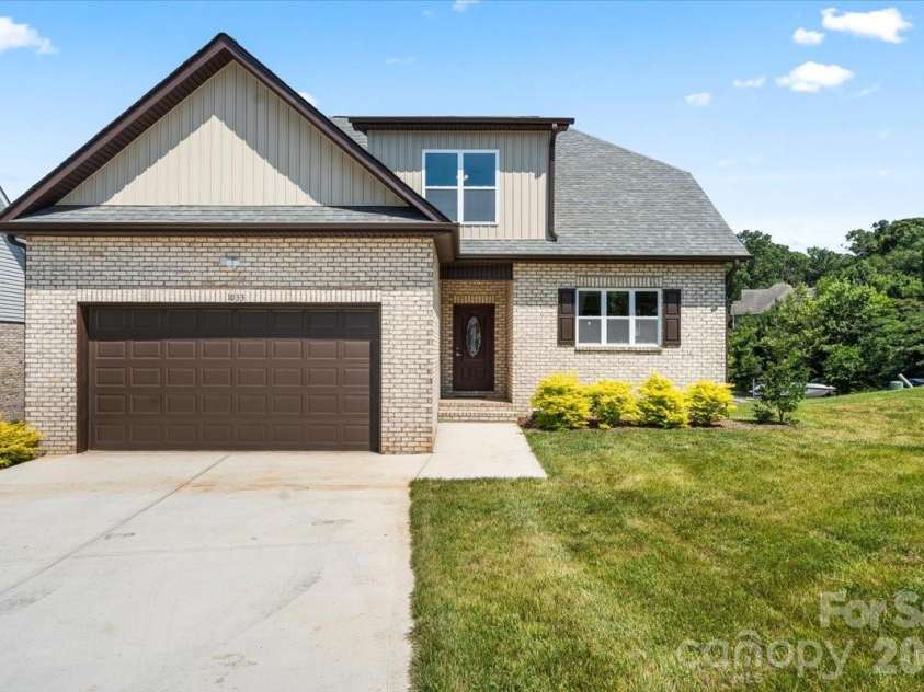 1033 12th Avenue Drive, Hickory, NC 28601.  MLS# CAR4372272, YatesRealty ID 14206. 