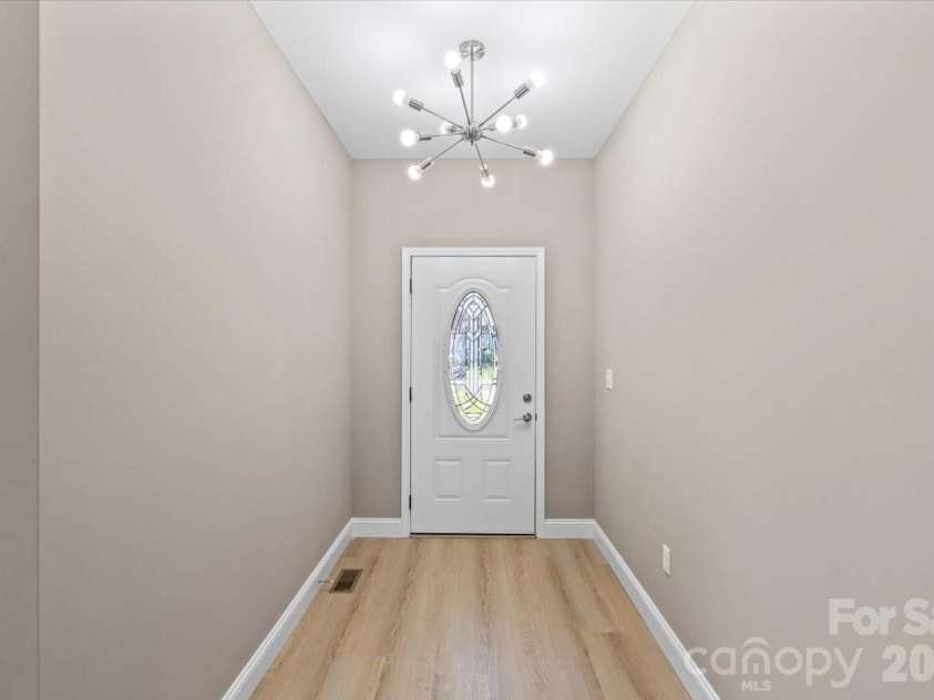 1033 12th Avenue Drive, Hickory, NC 28601.  MLS# CAR4372272, YatesRealty ID 14206. 