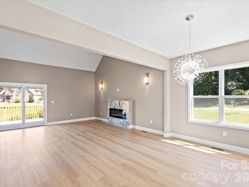 1033 12th Avenue Drive, Hickory, NC 28601.  MLS# CAR4372272, YatesRealty ID 14206. 