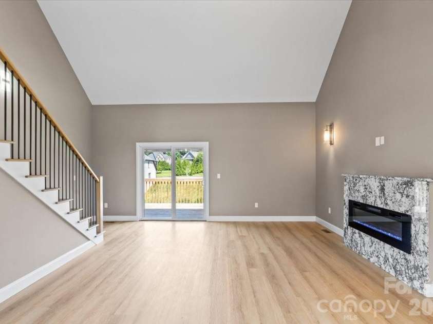1033 12th Avenue Drive, Hickory, NC 28601.  MLS# CAR4372272, YatesRealty ID 14206. 