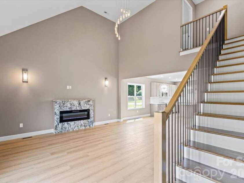 1033 12th Avenue Drive, Hickory, NC 28601.  MLS# CAR4372272, YatesRealty ID 14206. 