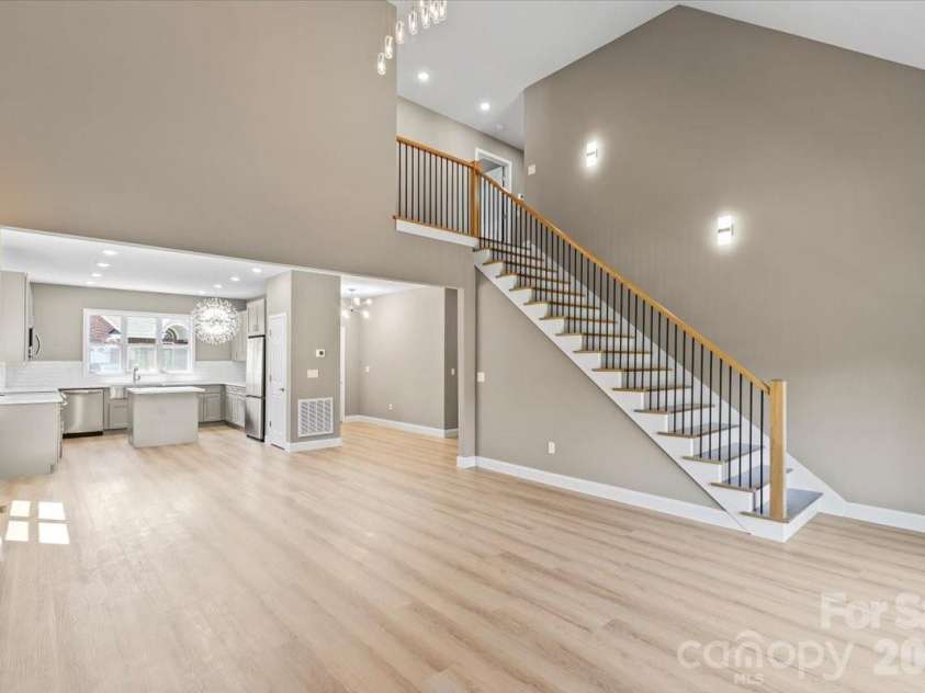 1033 12th Avenue Drive, Hickory, NC 28601.  MLS# CAR4372272, YatesRealty ID 14206. 