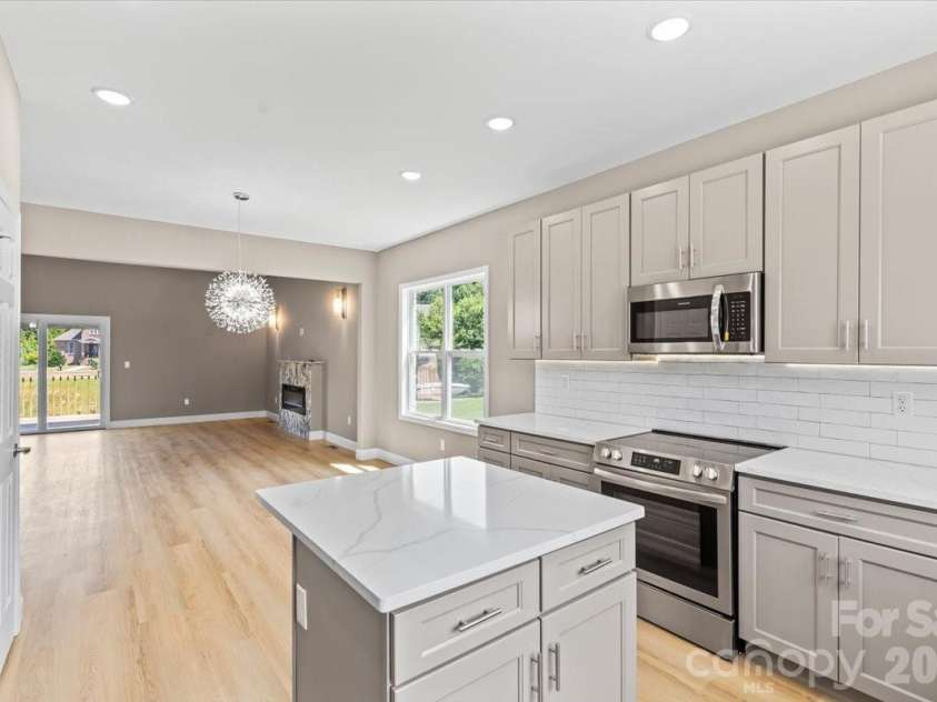 1033 12th Avenue Drive, Hickory, NC 28601.  MLS# CAR4372272, YatesRealty ID 14206. 