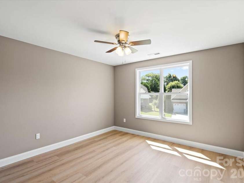 1033 12th Avenue Drive, Hickory, NC 28601.  MLS# CAR4372272, YatesRealty ID 14206. 