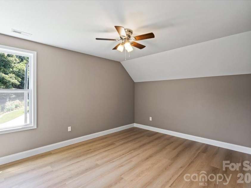 1033 12th Avenue Drive, Hickory, NC 28601.  MLS# CAR4372272, YatesRealty ID 14206. 