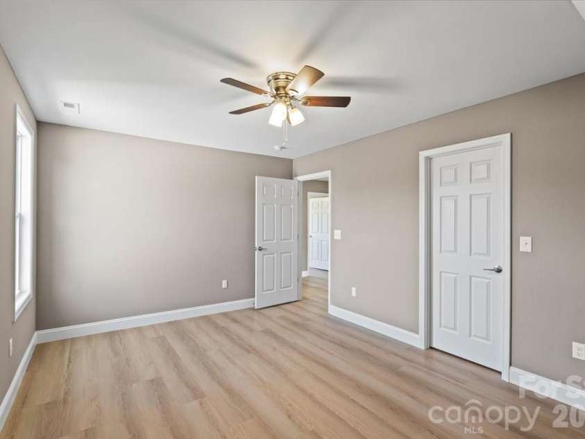 1033 12th Avenue Drive, Hickory, NC 28601.  MLS# CAR4372272, YatesRealty ID 14206. 