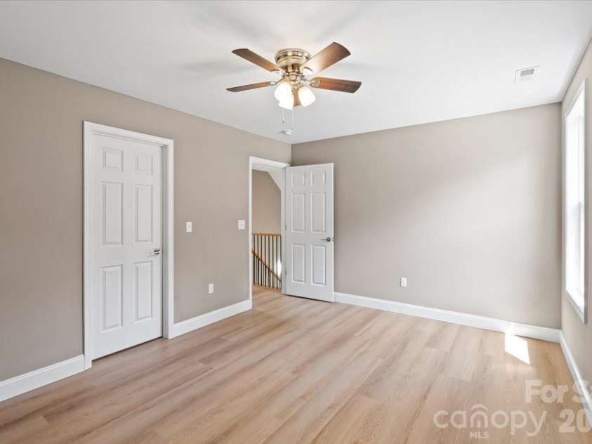 1033 12th Avenue Drive, Hickory, NC 28601.  MLS# CAR4372272, YatesRealty ID 14206. 