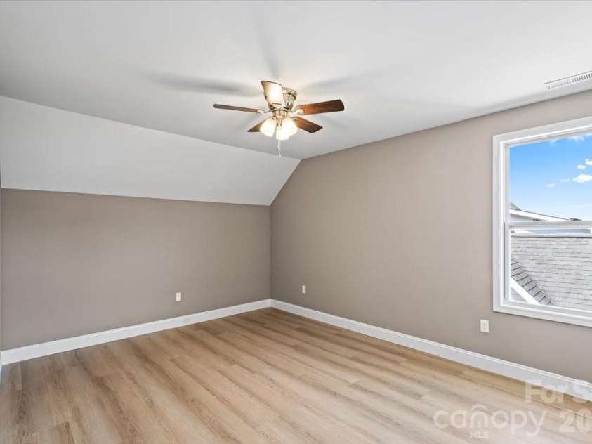 1033 12th Avenue Drive, Hickory, NC 28601.  MLS# CAR4372272, YatesRealty ID 14206. 