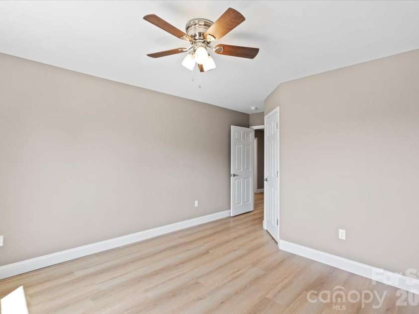 1033 12th Avenue Drive, Hickory, NC 28601.  MLS# CAR4372272, YatesRealty ID 14206. 