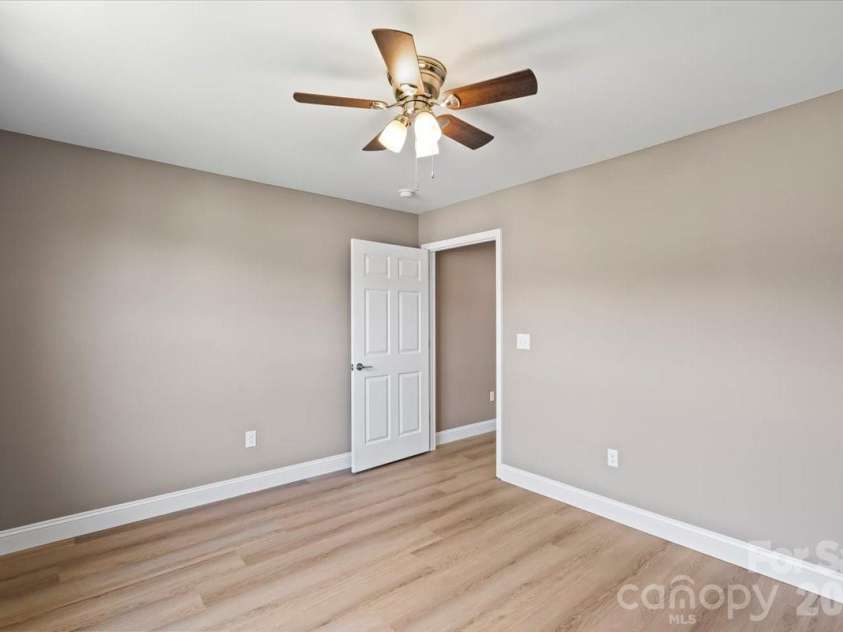 1033 12th Avenue Drive, Hickory, NC 28601.  MLS# CAR4372272, YatesRealty ID 14206. 