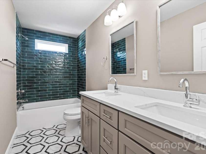 1033 12th Avenue Drive, Hickory, NC 28601.  MLS# CAR4372272, YatesRealty ID 14206. 