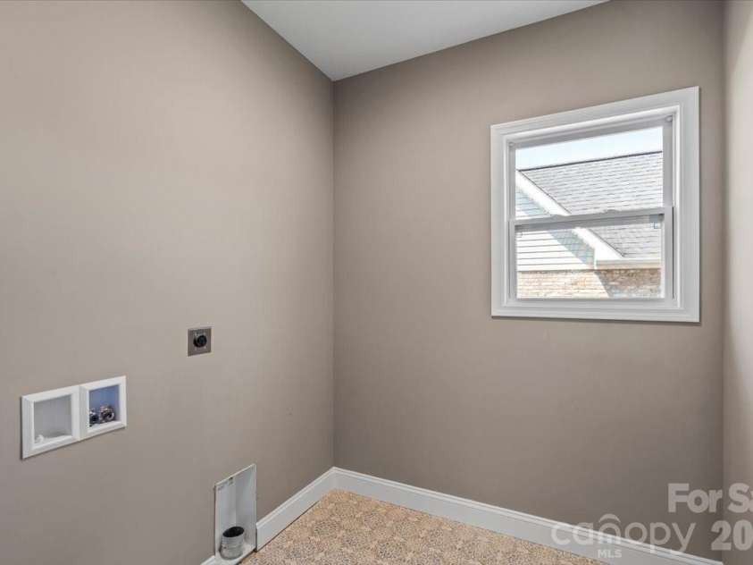 1033 12th Avenue Drive, Hickory, NC 28601.  MLS# CAR4372272, YatesRealty ID 14206. 