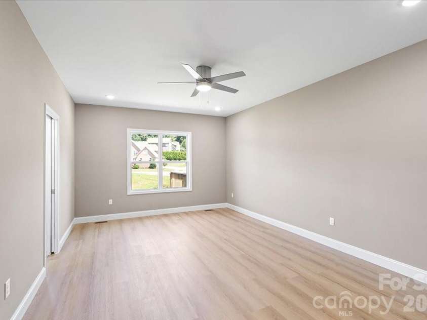 1033 12th Avenue Drive, Hickory, NC 28601.  MLS# CAR4372272, YatesRealty ID 14206. 