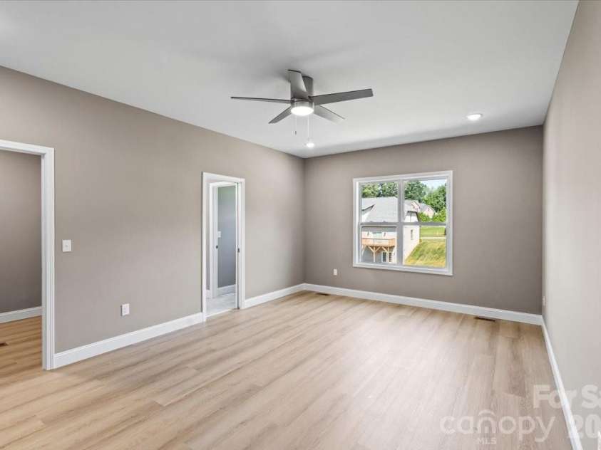 1033 12th Avenue Drive, Hickory, NC 28601.  MLS# CAR4372272, YatesRealty ID 14206. 