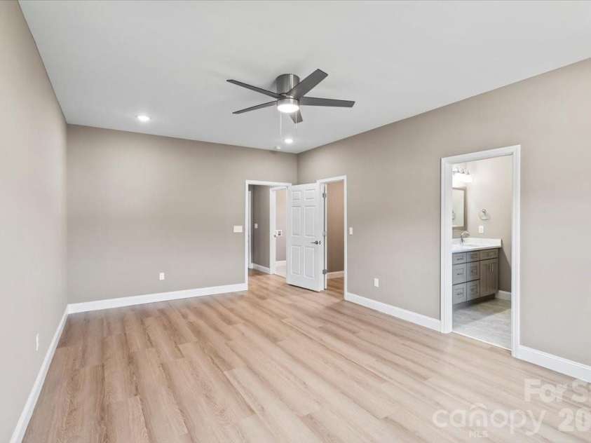 1033 12th Avenue Drive, Hickory, NC 28601.  MLS# CAR4372272, YatesRealty ID 14206. 