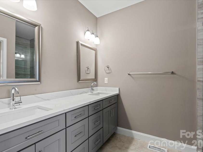1033 12th Avenue Drive, Hickory, NC 28601.  MLS# CAR4372272, YatesRealty ID 14206. 
