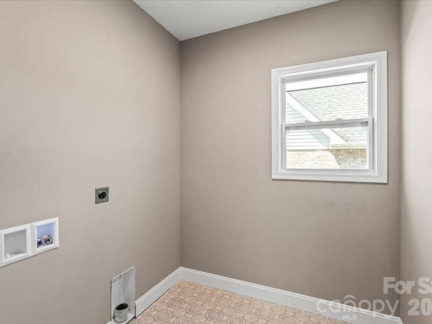 1033 12th Avenue Drive, Hickory, NC 28601.  MLS# CAR4372272, YatesRealty ID 14206. 