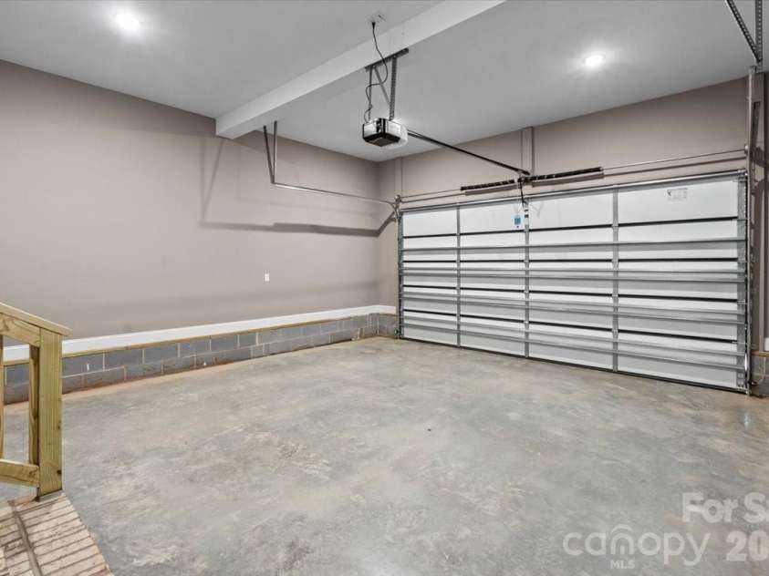 1033 12th Avenue Drive, Hickory, NC 28601.  MLS# CAR4372272, YatesRealty ID 14206. 