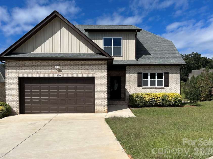 1033 12th Avenue Drive, Hickory, NC 28601.  MLS# CAR4372272, YatesRealty ID 14206. 