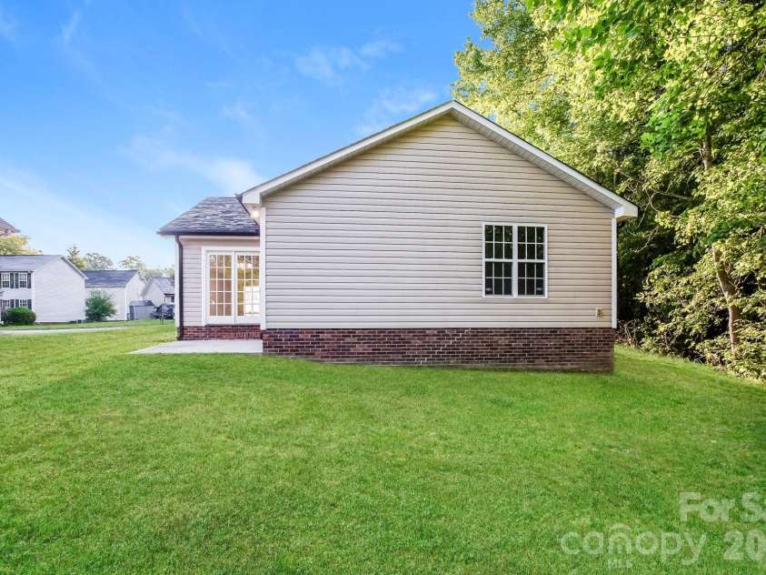 2011 Samantha Drive, Kannapolis, NC 28083.  MLS# CAR4370123, YatesRealty ID 14209. 