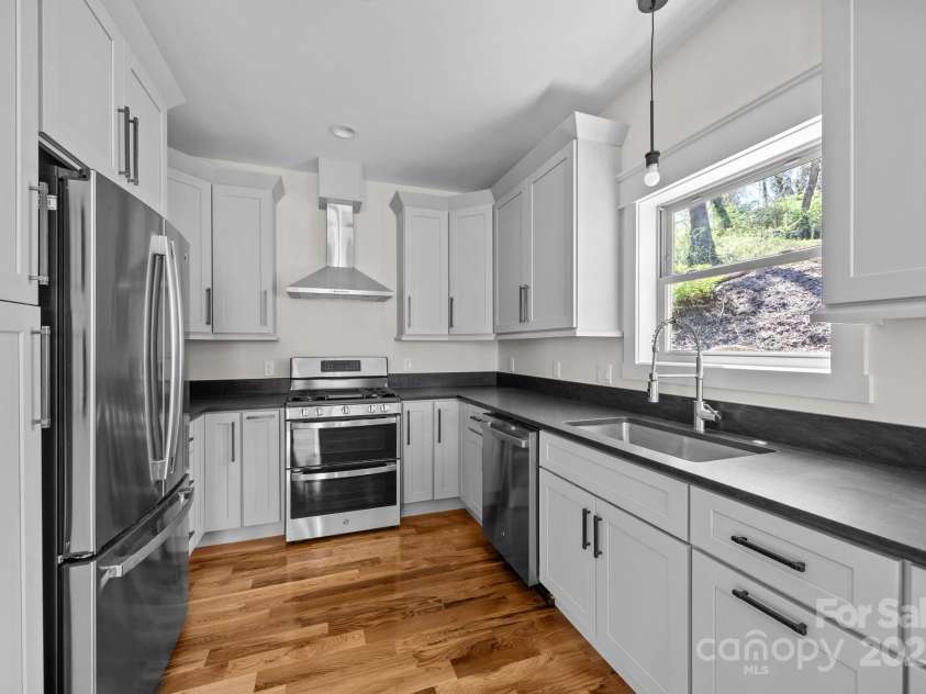 93 Glendale Avenue, Asheville, NC 28803.  MLS# CAR4234072, YatesRealty ID 1421. Lots of counter space