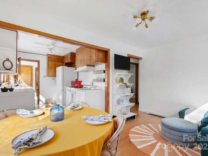 22 Jarrett Street, Asheville, NC 28806.  MLS# CAR4238160, YatesRealty ID 14210. Cool and Retro