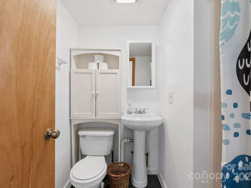 22 Jarrett Street, Asheville, NC 28806.  MLS# CAR4238160, YatesRealty ID 14210. Ensuite Bath