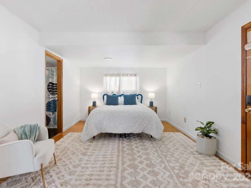 22 Jarrett Street, Asheville, NC 28806.  MLS# CAR4238160, YatesRealty ID 14210. Huge Primary Bedroom