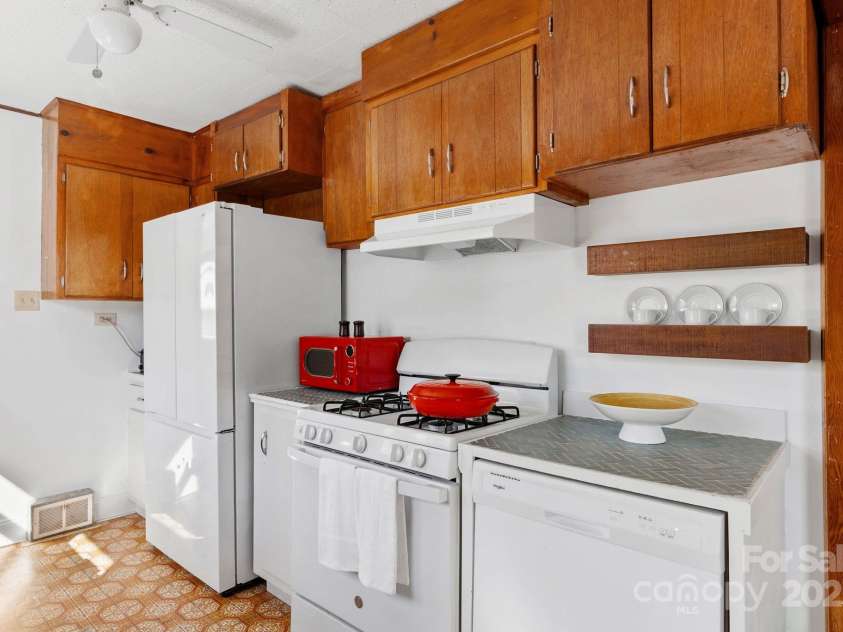 22 Jarrett Street, Asheville, NC 28806.  MLS# CAR4238160, YatesRealty ID 14210. Nice Appliances