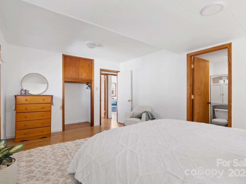 22 Jarrett Street, Asheville, NC 28806.  MLS# CAR4238160, YatesRealty ID 14210. Tons of Room to Spread Out