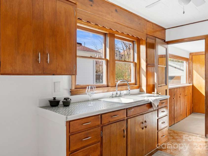 22 Jarrett Street, Asheville, NC 28806.  MLS# CAR4238160, YatesRealty ID 14210. Vintage Details