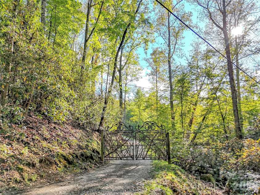 535 Hemlock Loop, Maggie Valley, NC 28751.  MLS# CAR4373027, YatesRealty ID 14213. 