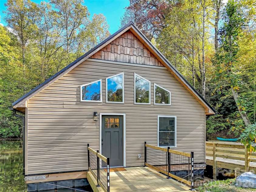 535 Hemlock Loop, Maggie Valley, NC 28751.  MLS# CAR4373027, YatesRealty ID 14213. 