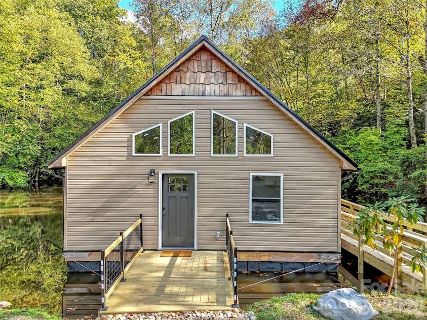535 Hemlock Loop, Maggie Valley, NC 28751.  MLS# CAR4373027, YatesRealty ID 14213. 