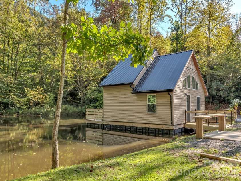 535 Hemlock Loop, Maggie Valley, NC 28751.  MLS# CAR4373027, YatesRealty ID 14213. 