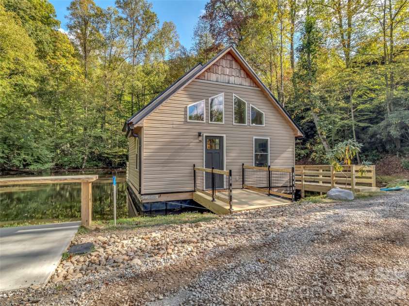 535 Hemlock Loop, Maggie Valley, NC 28751.  MLS# CAR4373027, YatesRealty ID 14213. 