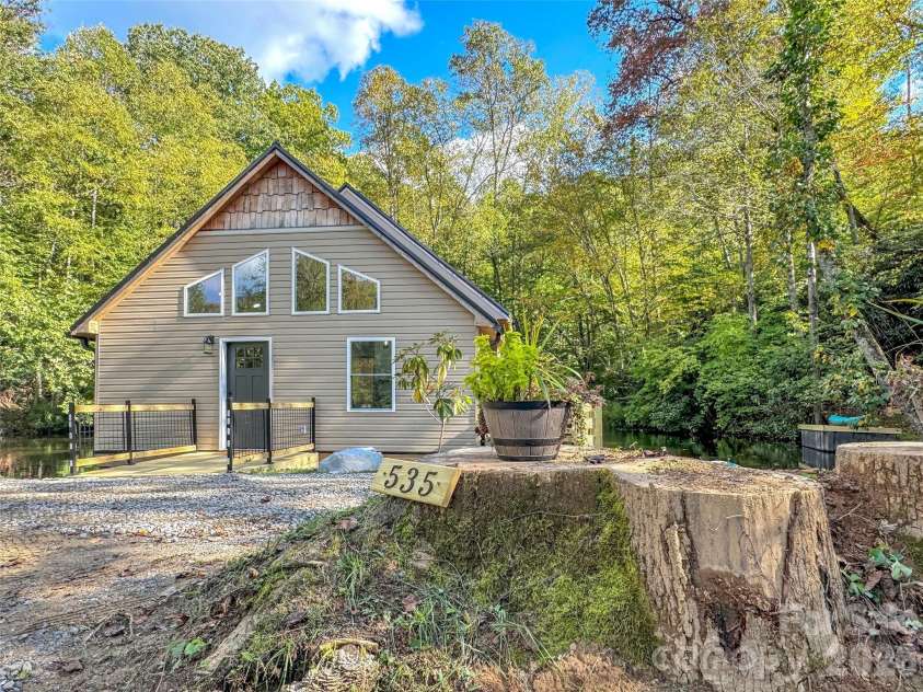 535 Hemlock Loop, Maggie Valley, NC 28751.  MLS# CAR4373027, YatesRealty ID 14213. 