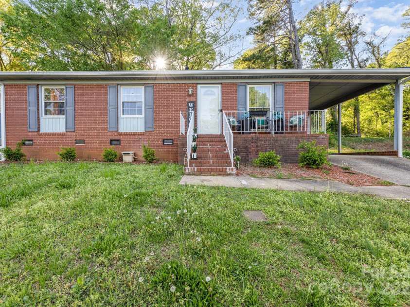 1131 Laurel Street, Salisbury, NC 28144.  MLS# CAR4246345, YatesRealty ID 14215. Welcome Home