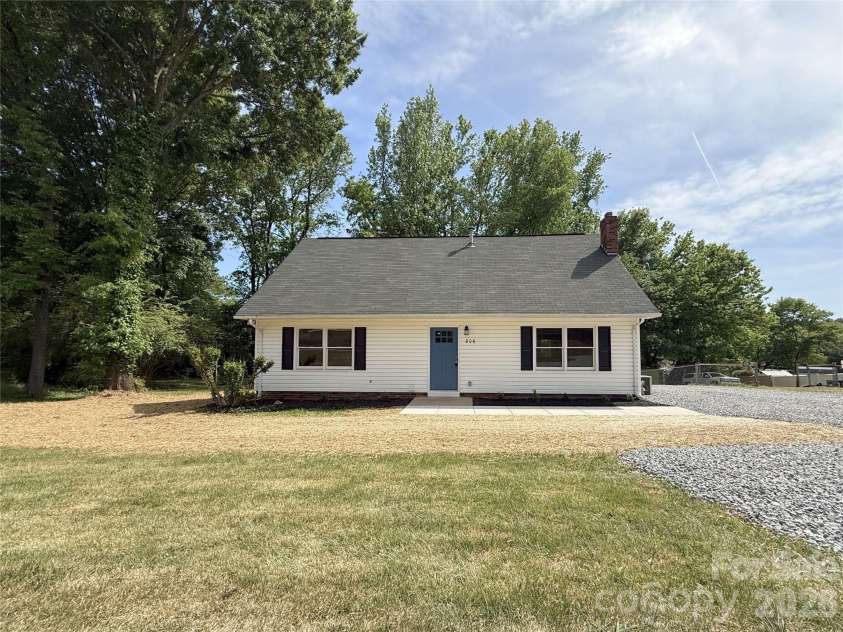 806 Laurel Street, Lincolnton, NC 28092.  MLS# CAR4370329, YatesRealty ID 14215. 