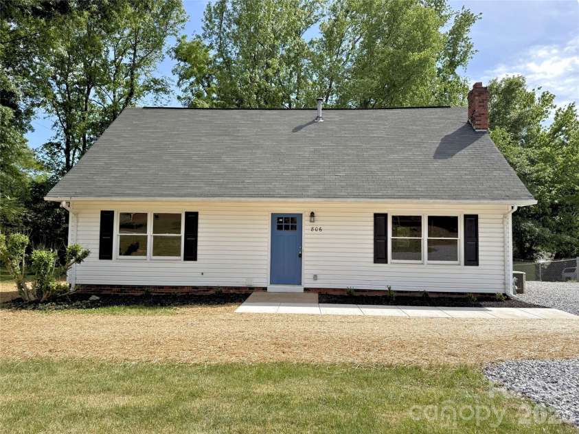806 Laurel Street, Lincolnton, NC 28092.  MLS# CAR4370329, YatesRealty ID 14215. 