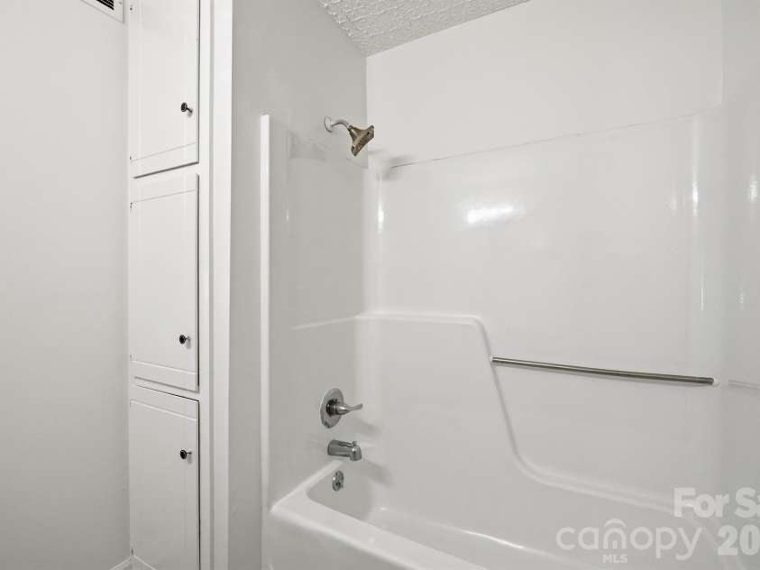 806 Laurel Street, Lincolnton, NC 28092.  MLS# CAR4370329, YatesRealty ID 14215. 