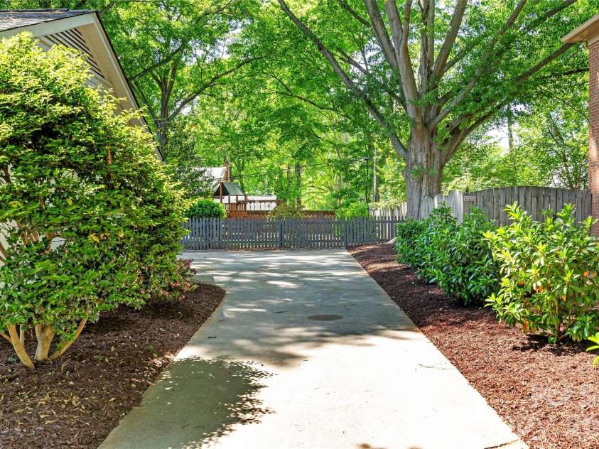 5145 Lansing Drive, Charlotte, NC 28270.  MLS# CAR4371844, YatesRealty ID 14216. Driveway