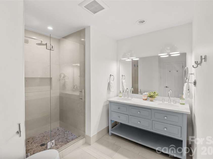 5145 Lansing Drive, Charlotte, NC 28270.  MLS# CAR4371844, YatesRealty ID 14216. Primary Bath