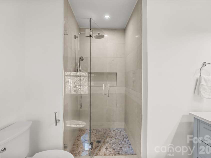 5145 Lansing Drive, Charlotte, NC 28270.  MLS# CAR4371844, YatesRealty ID 14216. Primary Bath