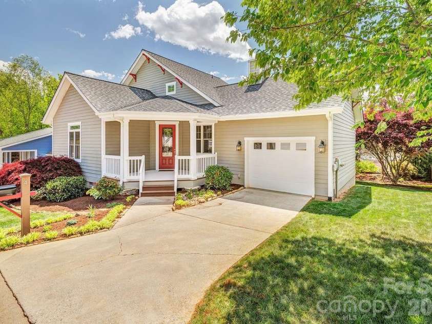 4 Olde Cottage Lane, Asheville, NC 28803.  MLS# CAR4373000, YatesRealty ID 14219. 