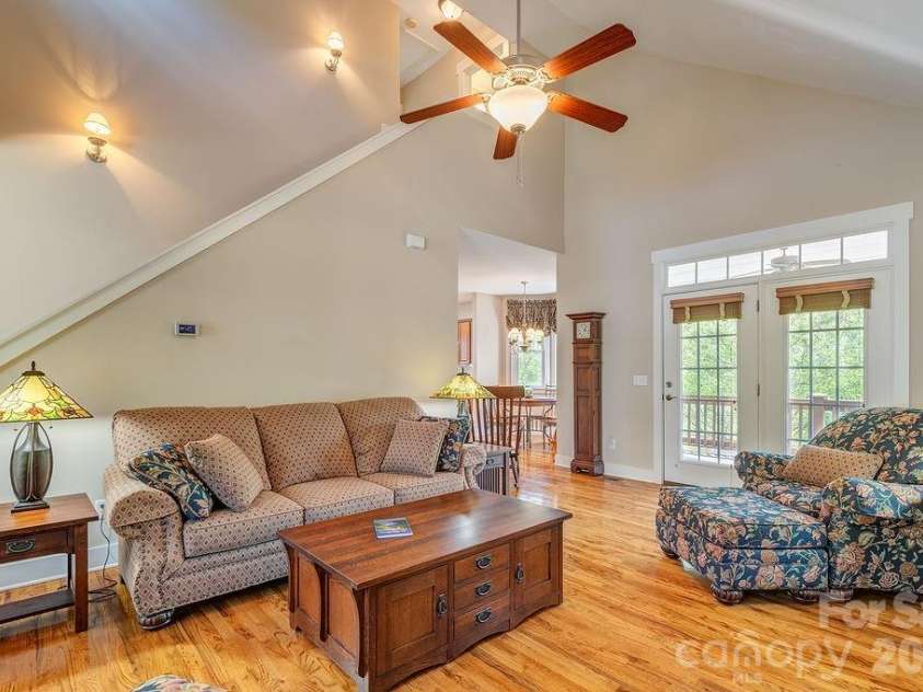 4 Olde Cottage Lane, Asheville, NC 28803.  MLS# CAR4373000, YatesRealty ID 14219. 