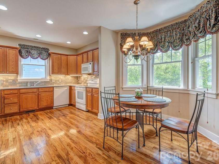 4 Olde Cottage Lane, Asheville, NC 28803.  MLS# CAR4373000, YatesRealty ID 14219. 