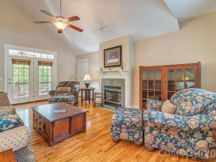 4 Olde Cottage Lane, Asheville, NC 28803.  MLS# CAR4373000, YatesRealty ID 14219. 